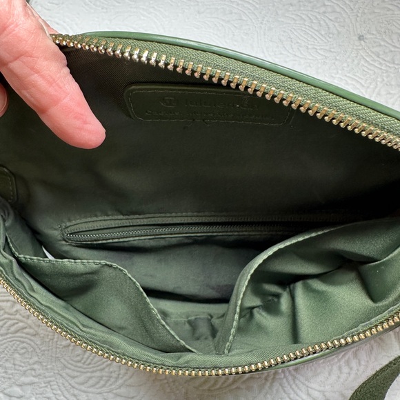 Lululemon Leather Alternative Saddle Crossbody Bag 2L Barracks Green/Gold - Picture 11 of 12